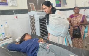 Sarangarh News: अस्पताल में कलेक्टर ने फूड पायजनिंग ग्रामीणों का जाना हाल, डॉक्टरों को बेहतर इलाज के दिए निर्देश