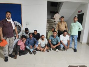Raigarh News: “ऑपरेशन अंकुश” के तहत जूटमिल क्षेत्र में जुआ फड़ पर बड़ी कार्रवाई, 8 जुआरी गिरफ्तार, ₹24,200 नगदी और ताश पत्ती जब्त