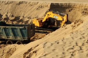 CG: रेत के अवैध उत्खनन एवं परिवहन पर बड़ी कार्रवाई, जेसीबी सहित 7 वाहन जब्त