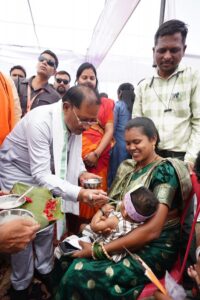 ’मुख्यमंत्री विष्णु देव साय ने बच्चों को कराया अन्नप्राशन, गर्भवती महिलाओं की गोदभराई कार्यक्रम में दी शुभकामनाएं’
