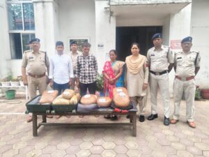 Raigarh News: रायगढ़ रेलवे स्टेशन के बाहर करीब 1 लाक 76 हजार गांजा बरामद, पति-पत्नी समेत तीन तस्कर दबोचे गए, MP के खुरई में होनी थी गांजे की सप्लाई