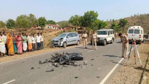 CG में भीषण हादसा, तेज रफ्तार कार और बाइक के बीच हुई सीधी भिड़ंत, तीन दोस्तों की गई जान
