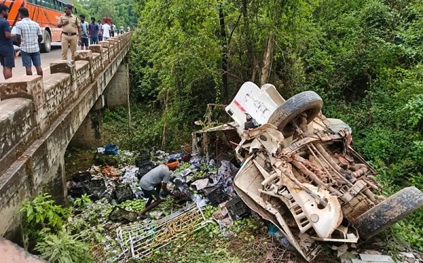 Jashpur News: कच्चा आम लेकर जा रहा पिकअप वाहन पुलिया से गिरा, चालक की मौके पर मौत, वाहन के उड़े परखच्चे