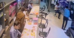 CG News: ज्वेलरी दुकान का कर्मचारी 2.34 करोड़ का सोना लेकर फरार, CCTV वीडियो आया सामने