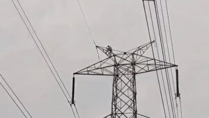 CG News: हाईटेंशन टावर पर चढ़ा नाराज पति, दोनों पत्नियों को एक घर में रखने की कर रहा जिद, डेढ़ घंटे मनाने के बाद उतरा निचे