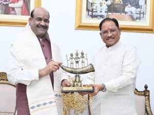 लोकसभा अध्यक्ष ओम बिरला ने मुख्यमंत्री विष्णु देव साय से की सौजन्य भेंट, मुख्यमंत्री विष्णुदेव साय ने शॉल, स्मृति-चिन्ह एवं बस्तर दशहरा पर आधारित कॉफी टेबल बुक भेंट कर किया स्वागत