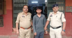 CG News: इंस्टाग्राम पर लड़की बनकर लड़कों को फंसाने वाला युवक चढ़ा पुलिस के हत्थे, ड़की की आवाज में करता था ब्लैकमेल, एक्सीडेंट की झूठी खबर फैलाकर मांगता था पैसे