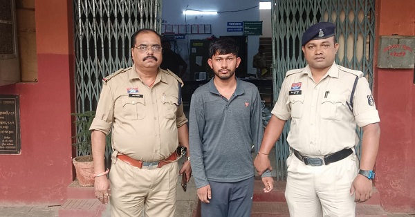 CG News: इंस्टाग्राम पर लड़की बनकर लड़कों को फंसाने वाला युवक चढ़ा पुलिस के हत्थे, ड़की की आवाज में करता था ब्लैकमेल, एक्सीडेंट की झूठी खबर फैलाकर मांगता था पैसे