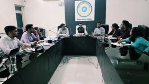 Raigarh: जिला पंचायत में योजनाओं की प्रगति की हुई विस्तृत समीक्षा, प्रधानमंत्री आवास, स्वच्छ भारत मिशन, एनआरएलएम एवं मनरेगा के कार्यों में तेजी लाने के निर्देश