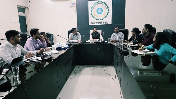 Raigarh: जिला पंचायत में योजनाओं की प्रगति की हुई विस्तृत समीक्षा, प्रधानमंत्री आवास, स्वच्छ भारत मिशन, एनआरएलएम एवं मनरेगा के कार्यों में तेजी लाने के निर्देश