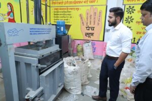Raigarh: धरमजयगढ़ में विकास कार्यों की जमीनी हकीकत जानने पहुंचे जिला पंचायत सीईओ, गांव-गांव पहुंचकर योजनाओं की प्रगति, गुणवत्ता और हितग्राहियों को मिल रहे लाभों का लिया जायजा