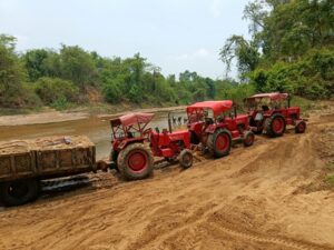 Raigarh News: रेत के अवैध तस्करी के खिलाफ वन विभाग की कार्रवाई, 12 ट्रेक्टर जब्त
