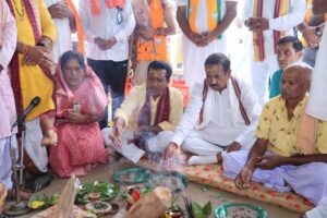 Raigarh News: आध्यात्मिक मूल्यों से ही होता है समाज का सशक्त निर्माण-राज्यसभा सांसद देवेन्द्र प्रताप सिंह, भुईंयापानी में शिव मंदिर प्राण-प्रतिष्ठा समारोह में शामिल हुए दोनों सांसद