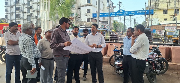 Raigarh News: शीघ्र ही नए स्वरूप में नजर आएगा रायगढ़ रेलवे स्टेशन, कलेक्टर ने रेलवे अधिकारियों के साथ किया सौंदर्यीकरण एवं उन्नयन कार्यों का निरीक्षण