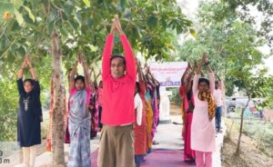 Raigarh: योग दिवस पर अमृत सरोवरों में दिखा उत्साह, ग्रामीणों ने किया सामूहिक योग