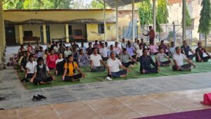 Raigarh: पुसौर में उत्साहपूर्वक मनाया गया अंतर्राष्ट्रीय योग दिवस, सैकड़ों लोगों ने किया योगाभ्यास, योग से गूंजा शासकीय बालक उच्चतर माध्यमिक विद्यालय परिसर