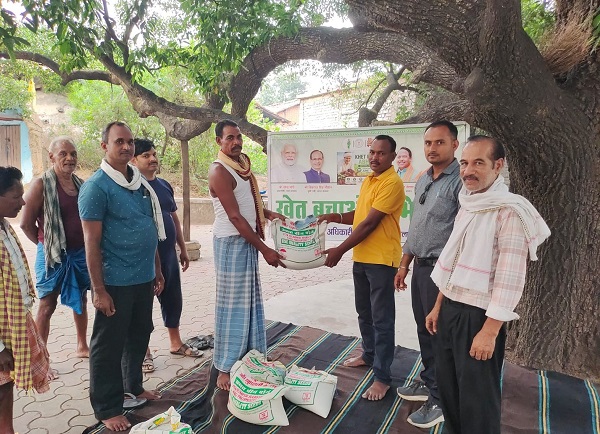 Raigarh News: खेत बचाओ अभियान के तहत गोढ़ी में कृषक चर्चा आयोजित, हरी खाद, बीजीए खाद एवं जैविक खेती को बढ़ावा देने किसानों को किया गया जागरूक