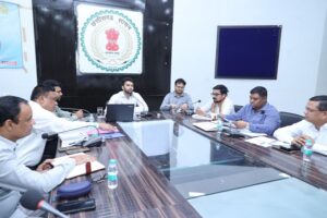 Raigarh: परफॉर्मेंस आधारित होगा राजस्व अमले का मूल्यांकन, लापरवाहों पर होगी सख्त कार्रवाई, कलेक्टर मयंक चतुर्वेदी ने कहा- राजस्व कार्यों में लापरवाही बर्दाश्त नहींः