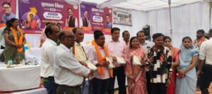 Raigarh: सुशासन तिहार: एक ही मंच पर सुनवाई, समाधान और हितग्राहियों को मिल रही योजनाओं का लाभ, 22 ग्राम पंचायतों के ग्रामीण हुए शामिल