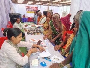 Raigarh: आयुष का मेगा स्वास्थ्य अभियानः तीन विकासखंडों के 1137 ग्रामीणों को मिला निःशुल्क उपचार