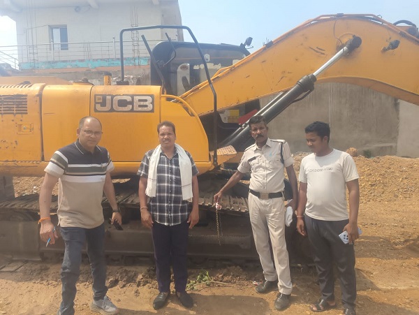 Raigarh News: रेत के अवैध उत्खनन पर खनिज विभाग की कार्रवाई, पोकलेन मशीन जब्त, वाहन मालिक के खिलाफ प्रकरण दर्ज