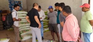 Raigarh News: किसान बनकर व्यापारी की दुकान पहुंचे कृषि अधिकारी, खाद की कालाबाजारी का किया भंडाफोड़, 750 रुपये की खाद 1800 रुपये में बेच रहा था व्यापारी, प्रशासन ने गोदाम सील कर 74 बोरी खाद जब्त की