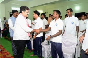  पुनर्वासित युवाओं से मिले उप मुख्यमंत्री विजय शर्मा और वन मंत्री केदार कश्यप, गांवों के विकास में सहभागी बनने का किया आह्वान, सिंचाई व्यवस्था के दिए निर्देश