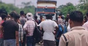 Raigarh News: डंफर की ठोकर से युवक की मौत, शव सड़क पर रखकर ग्रामीण कर रहे चक्काजाम, फरार चालक की तलाश जारी