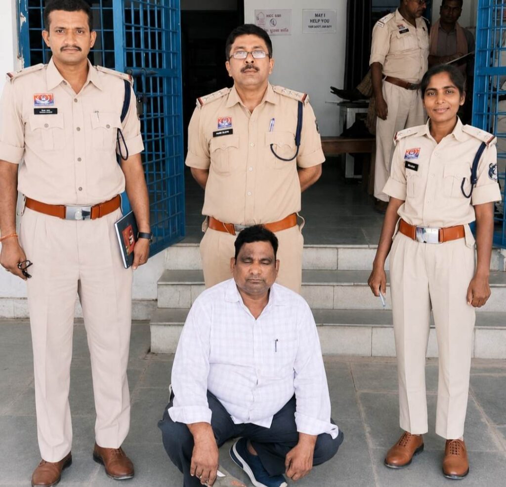 Raigarh News: भूमि बिक्री के नाम पर 27 लाख रुपये की धोखाधड़ी करने वाला आरोपी गिरफ्तार, फर्जी दस्तावेज दिखाकर जमीन बेचने का झांसा देकर की गई थी लाखों रुपये की ठगी