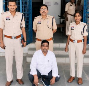 Raigarh News: भूमि बिक्री के नाम पर 27 लाख रुपये की धोखाधड़ी करने वाला आरोपी गिरफ्तार, फर्जी दस्तावेज दिखाकर जमीन बेचने का झांसा देकर की गई थी लाखों रुपये की ठगी