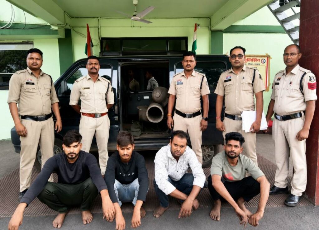 Raigarh News: पूंजीपथरा पुलिस ने NRVS स्टील प्लांट में हुई संगठित चोरी का 24 घंटे में किया खुलासा, 300 किलो एस.एस. स्क्रैप पाइप एवं ईको वाहन सहित 9.08 लाख रुपये का मशरूका बरामद, 5 गिरफ्तार 