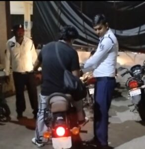 Raigarh News: मॉडिफाई बुलेट साइलेंसर पर ₹5,000 का जुर्माना, यातायात पुलिस की कार्रवाई