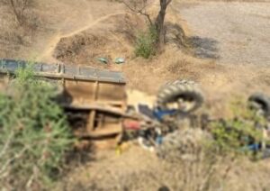 CG News: अनियंत्रित होकर पलटा ट्रैक्टर, इंजन के नीचे दबने से एक युवक की दर्दनाक मौत, दो घायल