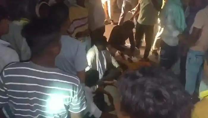 CG NEWS: सड़क हादसे के बाद धमतरी में बवाल, ग्रामीणों ने एंबुलेंस और 112 वाहन में की तोड़फोड़, एंबुलेंस चालक और SI घायल