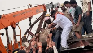 कोलकाता में बड़ा हादसा, निर्माणाधीन गोदाम गिरा, 5 की मौत, कई लोग मलबे में दबे होने की आशंका