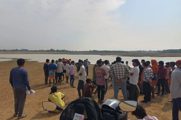 CG News: मछली पकड़ते समय नाव पलटी, 9 लोग थे सवार, 3 लापता, 6 तैरकर निकले बाहर