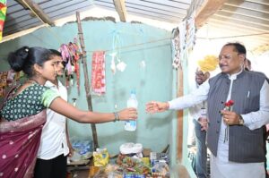 ’जब मुख्यमंत्री रुके एक छोटी-सी किराना दुकान पर… और सामने थी बदलाव की बड़ी कहानी’, ’कभी बंदूक थामने वाले मासा तामो और जयमोती आज चला रहे हैं अपनी दुकान’