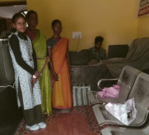 Raigarh News: पहाड़ों और जंगलों के बीच पहुंची शासन की योजना, आंगनबाड़ी कार्यकर्ता कुन्तला बनीं बदलाव की वाहक