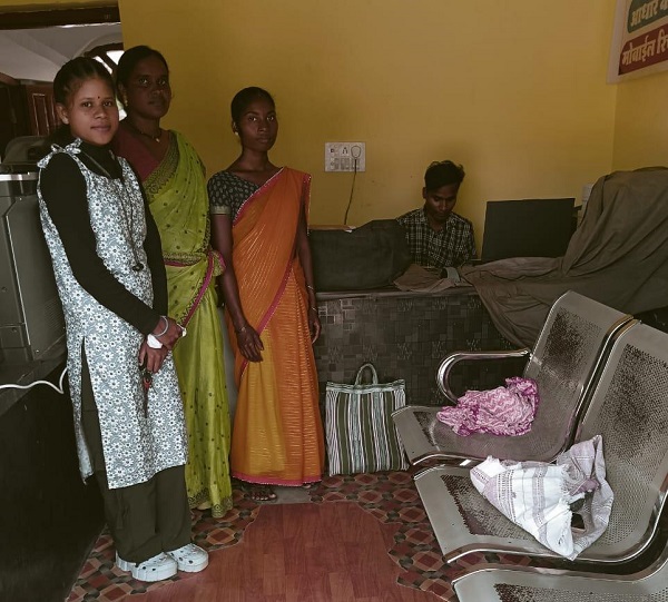 Raigarh News: पहाड़ों और जंगलों के बीच पहुंची शासन की योजना, आंगनबाड़ी कार्यकर्ता कुन्तला बनीं बदलाव की वाहक