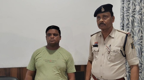 Raigarh News: रिलेशनशीप में रहते हुए आरोपी ने अन्य महिला से रचाई कथित शादी, दोनों महिलाएं पहुंची एसपी कार्यालय रायगढ़
