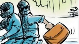तमनार में दिनदहाड़े बड़ी उठाईगिरी: बैंक से पैसे निकालकर तहसील कार्यालय गए कोटवार की डिक्की से 2 लाख पार