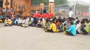पावर प्लांट के बाहर ठेका श्रमिकों का धरना : 200 से अधिक कर्मचारियों को हटाने का आरोप, छंटनी के विरोध में प्रदर्शन