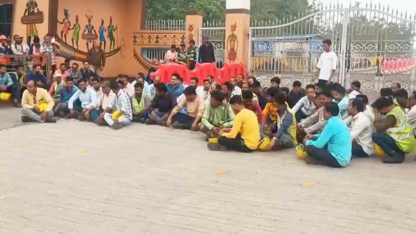 पावर प्लांट के बाहर ठेका श्रमिकों का धरना : 200 से अधिक कर्मचारियों को हटाने का आरोप, छंटनी के विरोध में प्रदर्शन