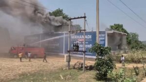  CG News: पटाखा गोदाम में लगी भीषण आग, धमाकों से दहला पूरा पूरा इलाका, बुझाने में जुटा दमकल विभाग, आग लगने का कारण अज्ञात
