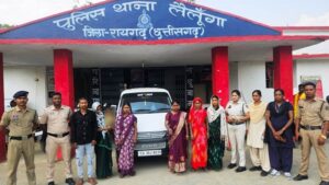 रायगढ़ पुलिस का बड़ा एक्शन;  ‘गिरी गिरोह’ के 6 सदस्य पहुंचे सलाखों के पीछे, बाजार हाट में भीड़ का फायदा उठाकर लोगों को बनाते थे निशाना, सोने की चैन और ईको कार समेत 7 लाख का माल बरामद