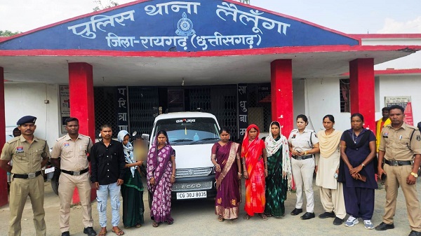 रायगढ़ पुलिस का बड़ा एक्शन;  ‘गिरी गिरोह’ के 6 सदस्य पहुंचे सलाखों के पीछे, बाजार हाट में भीड़ का फायदा उठाकर लोगों को बनाते थे निशाना, सोने की चैन और ईको कार समेत 7 लाख का माल बरामद