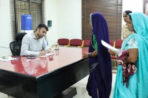 Raigarh News: कलेक्टर ने जनदर्शन में सुनीं आमजनों की समस्याएं, अधिकारियों को समयबद्ध निराकरण के निर्देश, सीसी रोड निर्माण में अनियमितता की शिकायत की जांच के निर्देश