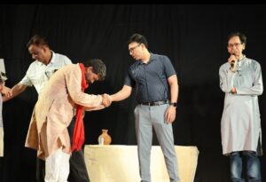 Raigarh: अमानवीय हो चुके दौर में मानवीय संवेदना की बात करता है नाटक “असमंजस बाबू की आत्मकथा”