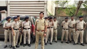 Raigarh: नकली शराब सिंडिकेट पर पुलिस का शिकंजा कसता जा रहा, फरार “सिंडिकेट सरगना विनय सिंह ठाकुर” के घर बड़ी संख्या में पुलिस ने दी दबिश, मौके पर आईपीएस मयंक मिश्रा समेत पुलिस के आला अफसर मौजूद