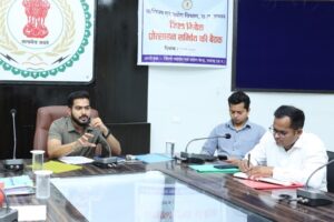 Raigarh News: जिला निवेश प्रोत्साहन समिति की बैठक में लंबित प्रकरणों के निराकरण पर फोकस, सिंगल विंडो सिस्टम, अनुदान, भूमि और क्लीयरेंस संबंधी मामलों की हुई विस्तृत समीक्षा